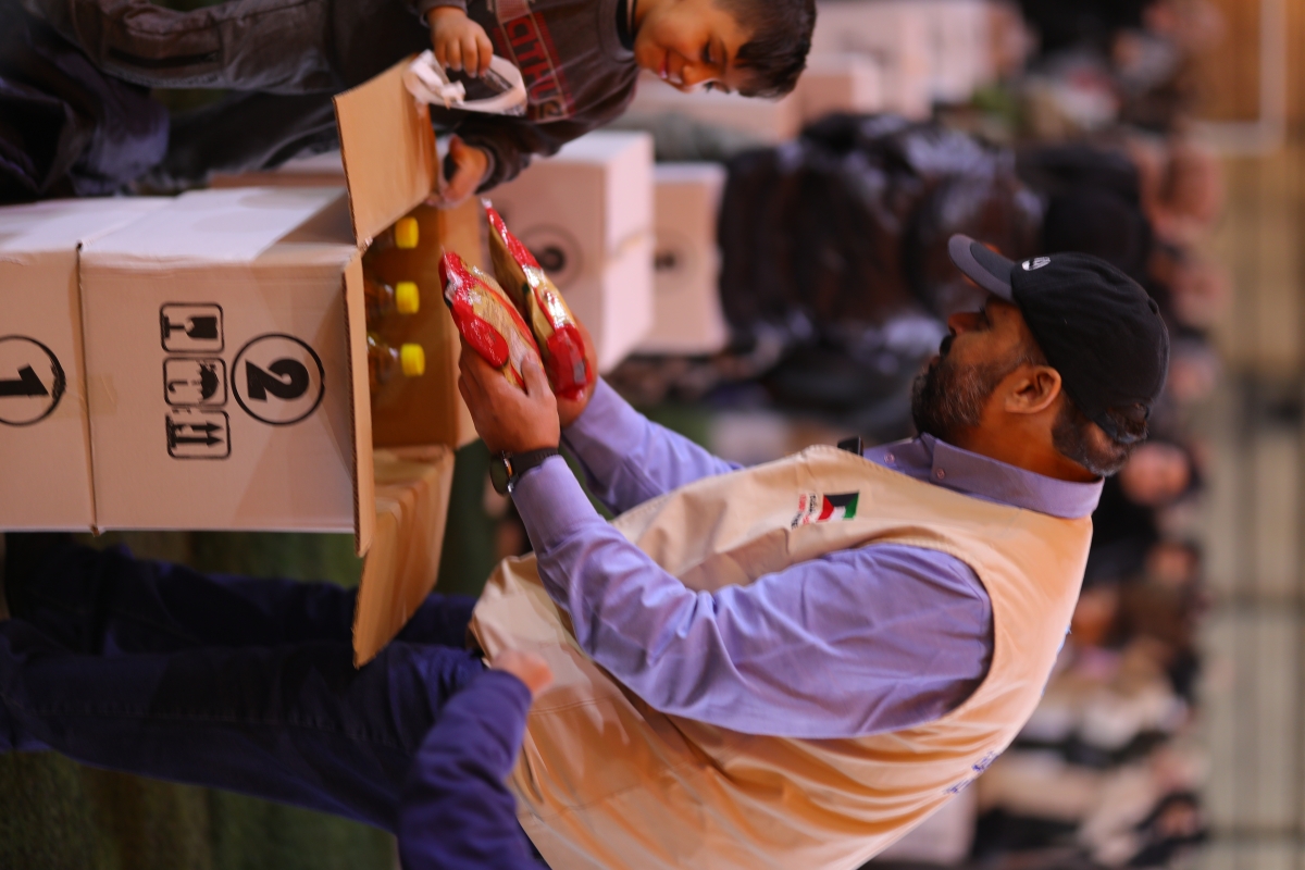 السحيب أثناء توزيع المساعدات الغذائية