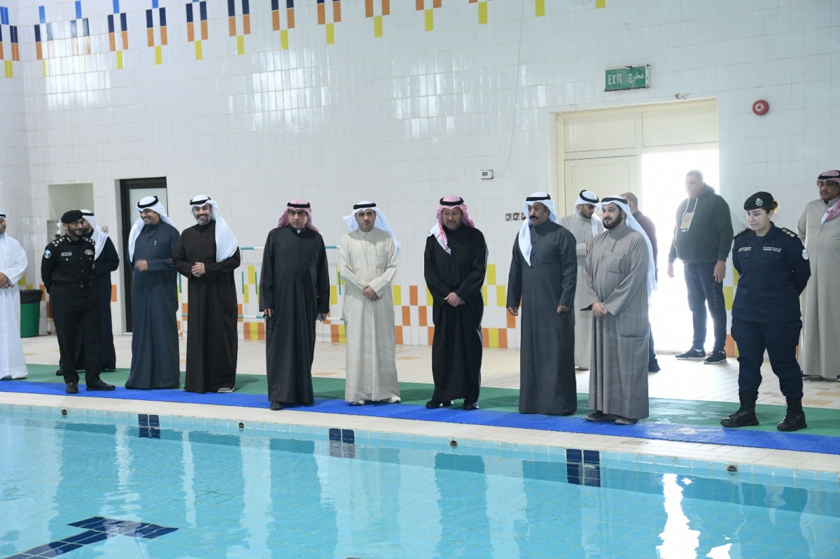 المحافظ خلال تفقّده مرافق مركز شباب العارضية 