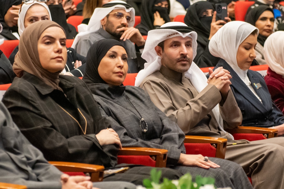 سهام العازمي وعبدالعزيز السويط في مقدم الحضور