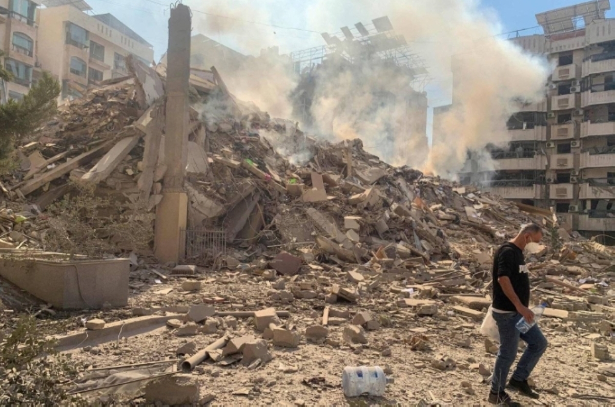 دخان غارات إسرائيلية على مواقع لـ«حزب الله» جنوب لبنان