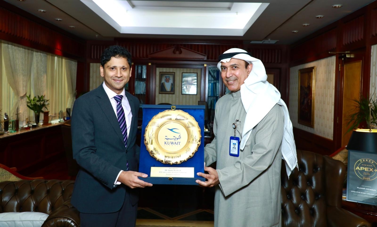 الفقعان مسلماً درعاً تذكارية للسفير رشيد