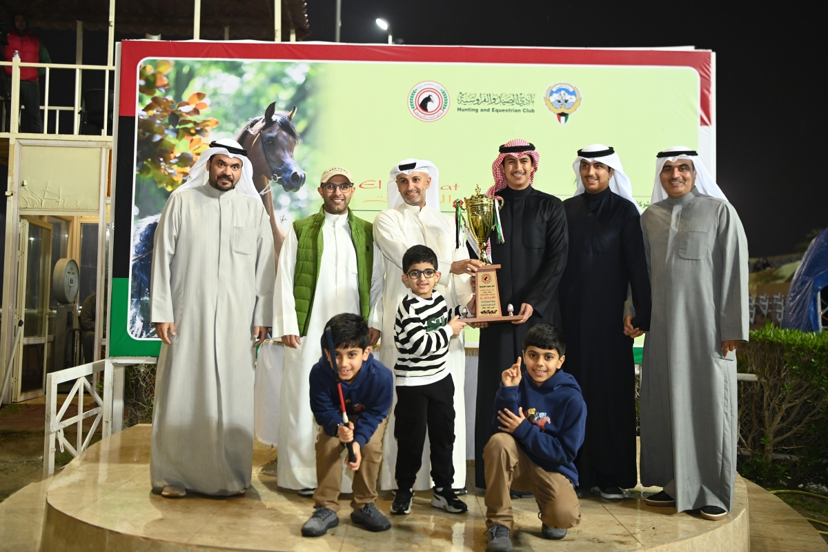  الناصر والرومي يسلمان الكأس لإسطبل الغنايم
