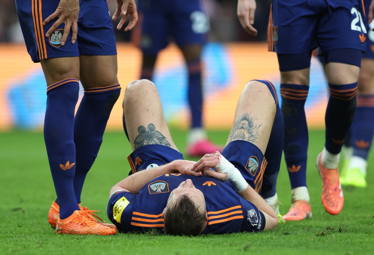 دان بيرن بعد تعرضه للإصابة (رويترز)