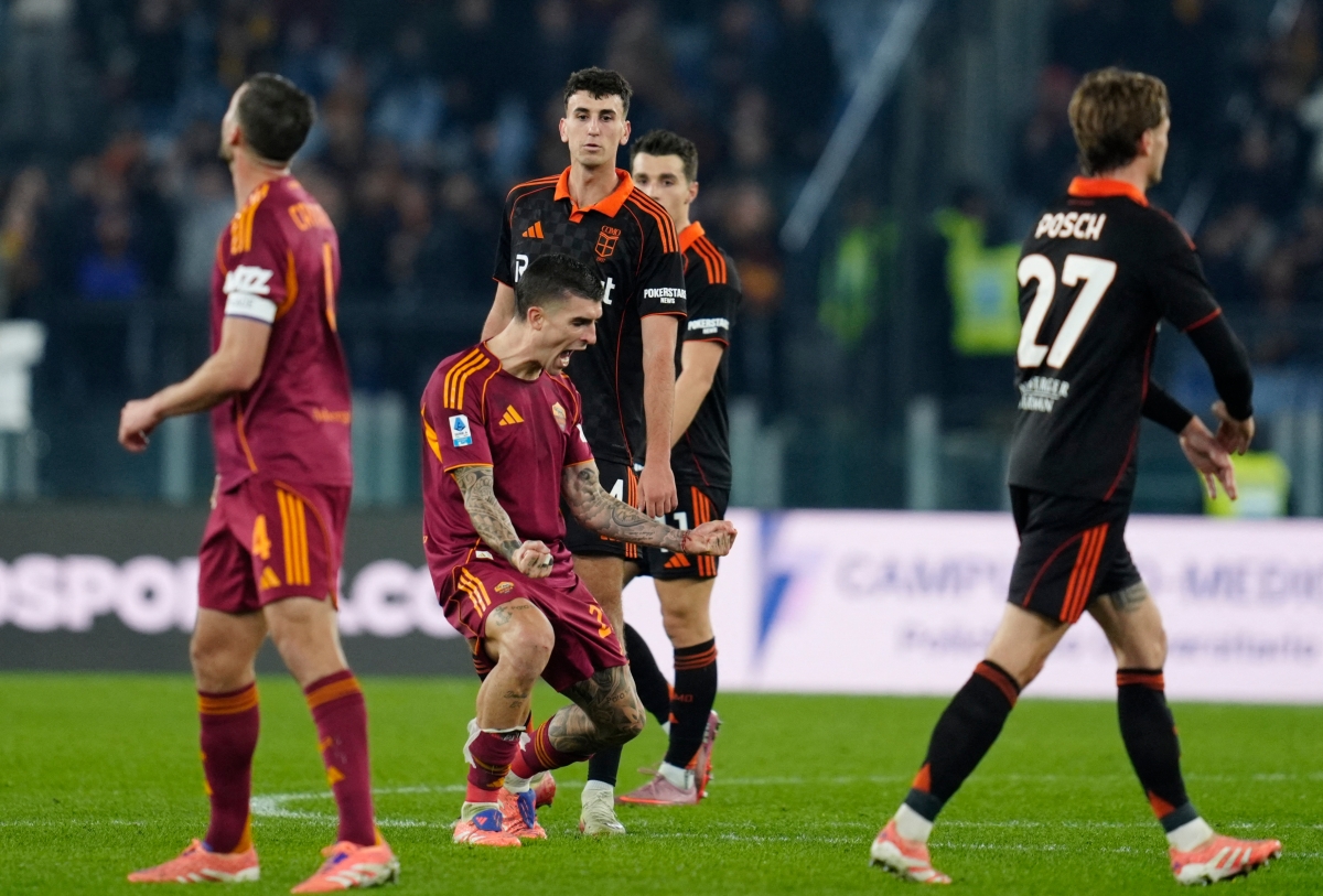 جيانلوكا مانشيني محتفلاً بالفوز على كومو (رويترز)