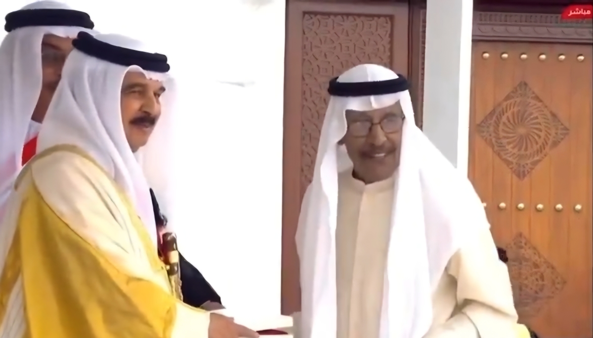 ملك البحرين مكرّماً بدر بورسلي