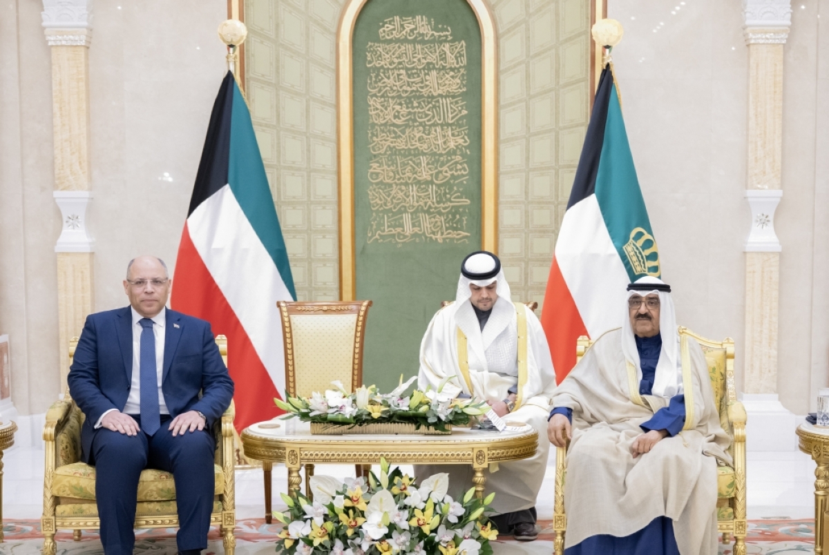 سمو الأمير مستقبلاً سفير مصر