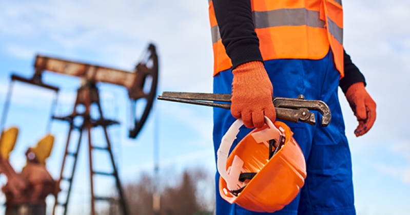 النفط دون 55 دولاراً لأول مرة منذ نحو 5 سنوات 