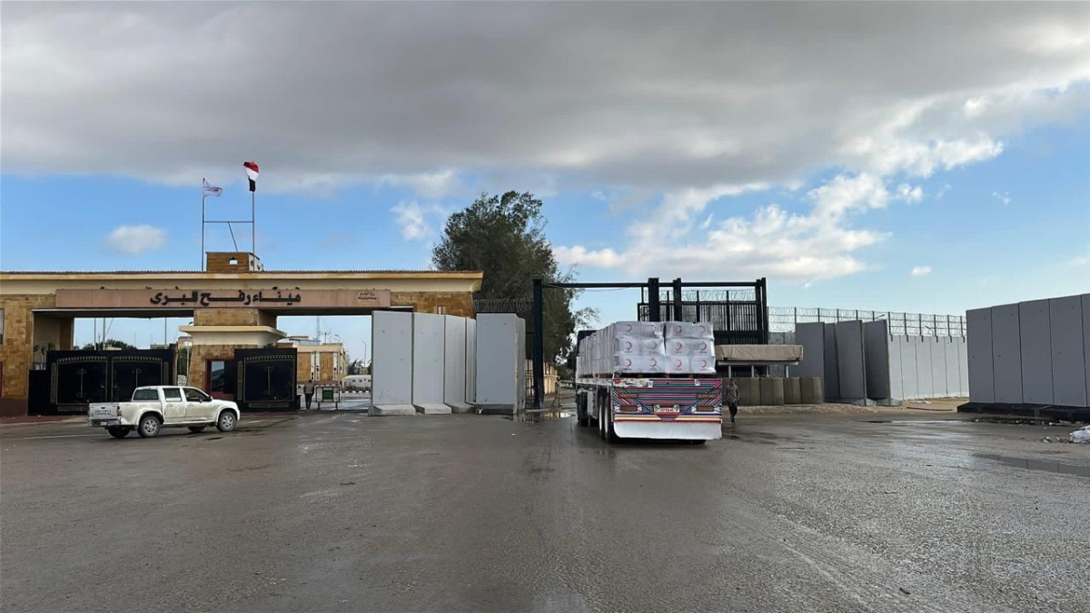شاحنة مساعدات تتجه إلى غزة من معبر رفح