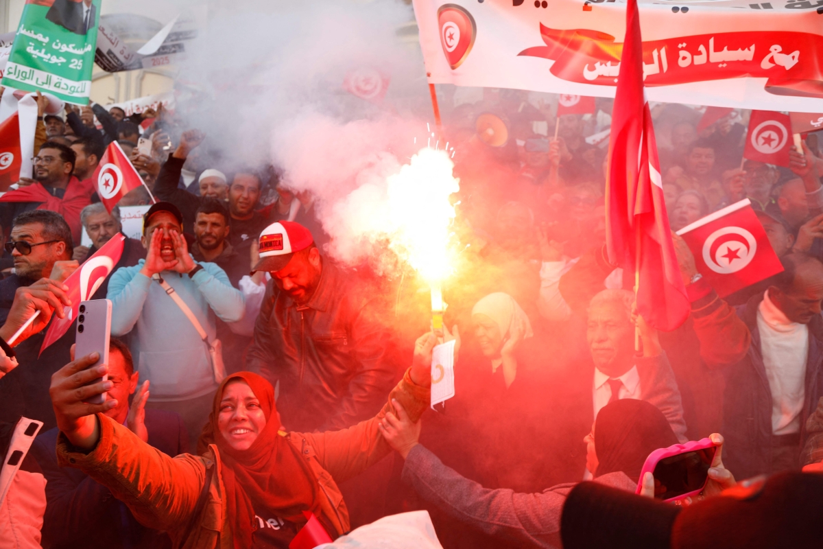 مؤيدون لقيس سعيد خلال تظاهرة في العاصمة تونس (أ ف ب)