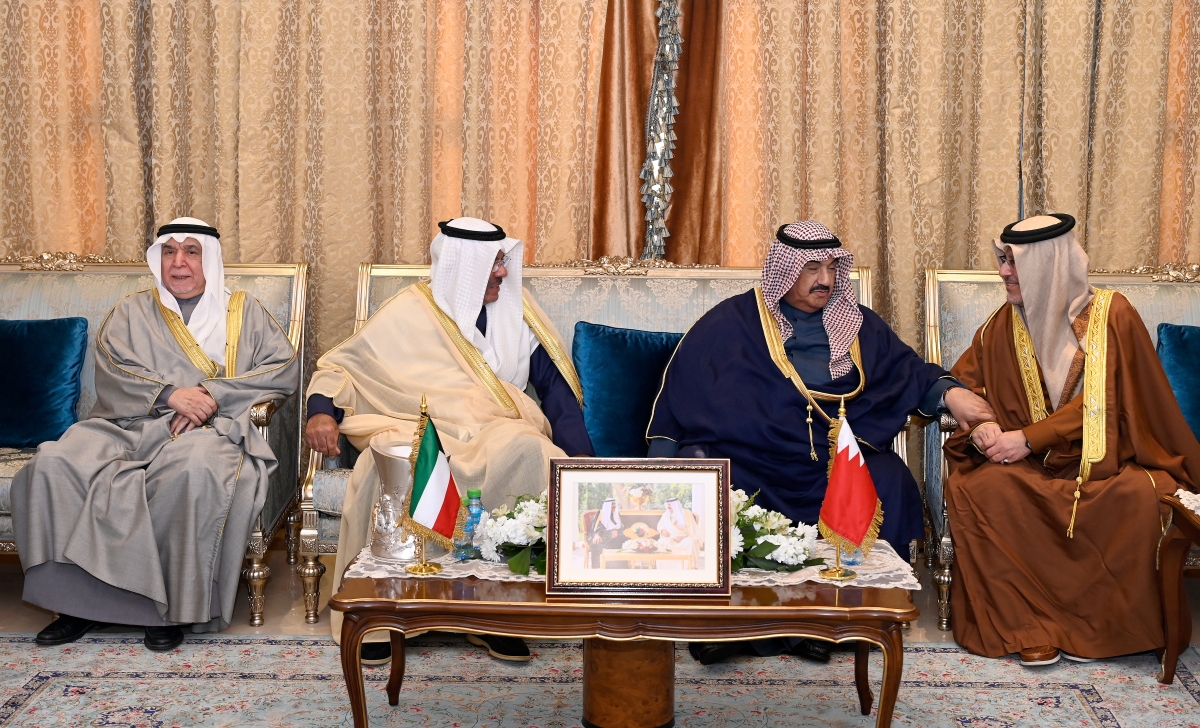 ناصر المحمد لدى تقديمه التهاني للسفير المالكي (تصوير سعود سالم)