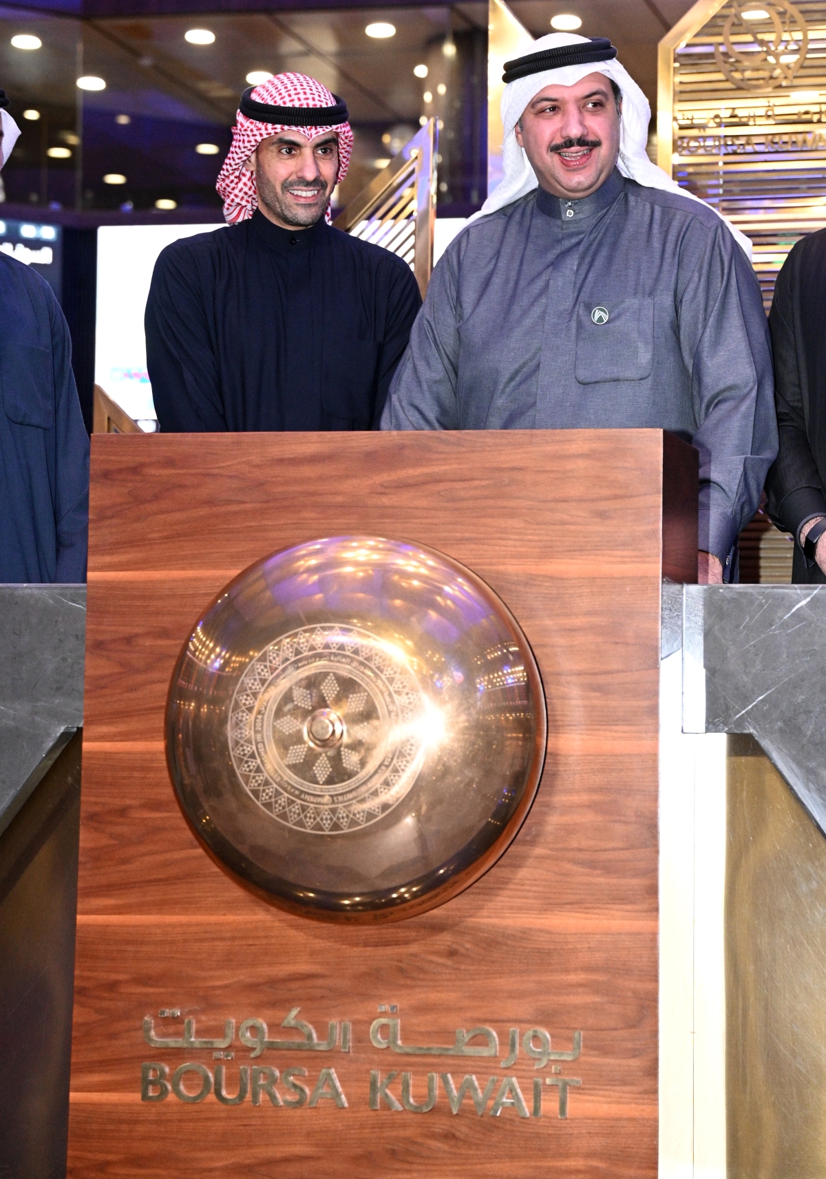 الصباح والخرافي يقرعان جرس إدراج «العملية للطاقة» (تصوير نايف العقلة)