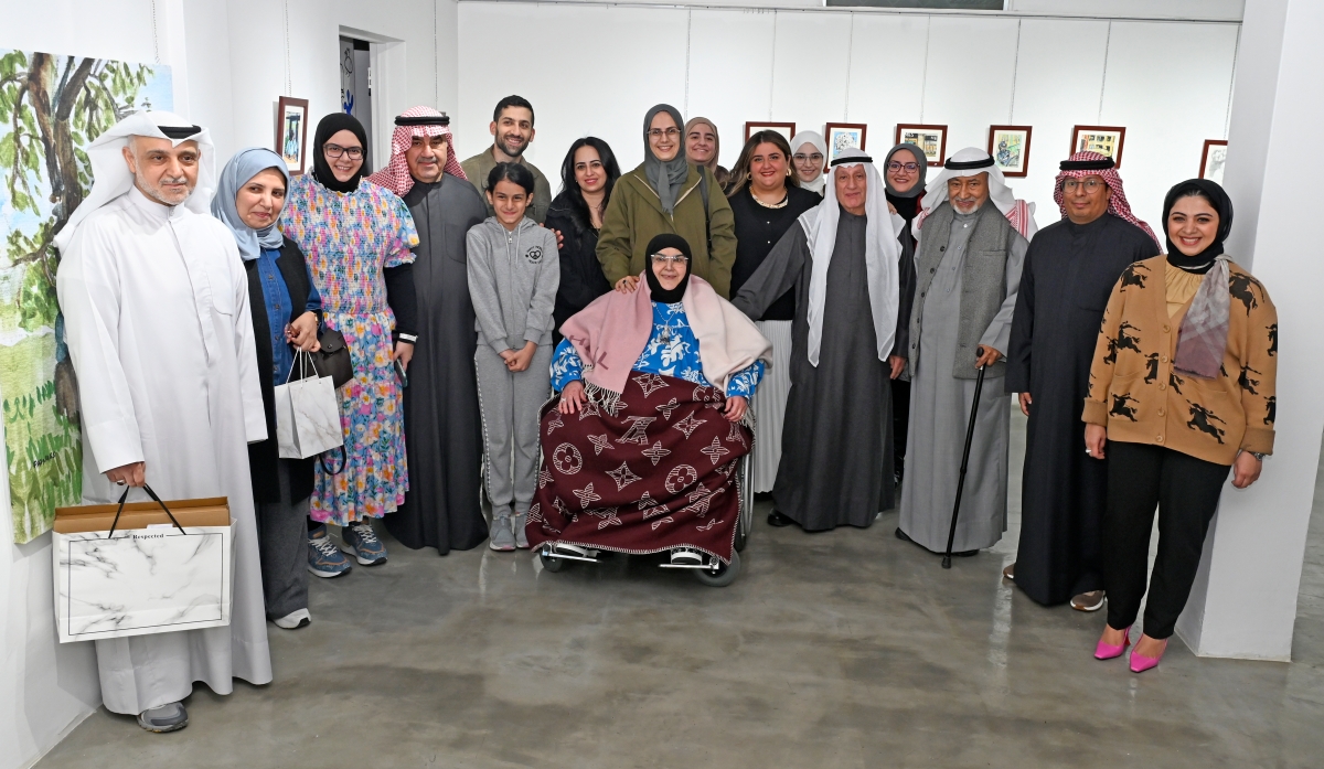 أنوار بهبهاني مع عائلتها وزينب دشتي ومحمد ثلاب   (تصوير سعود سالم)