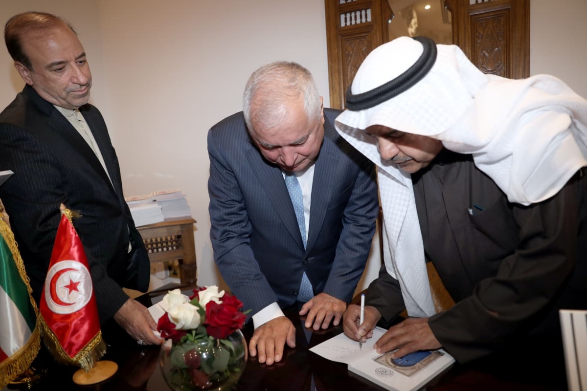 الكاتب يُوقّع على نسخة لعميد السلك الدبلوماسي