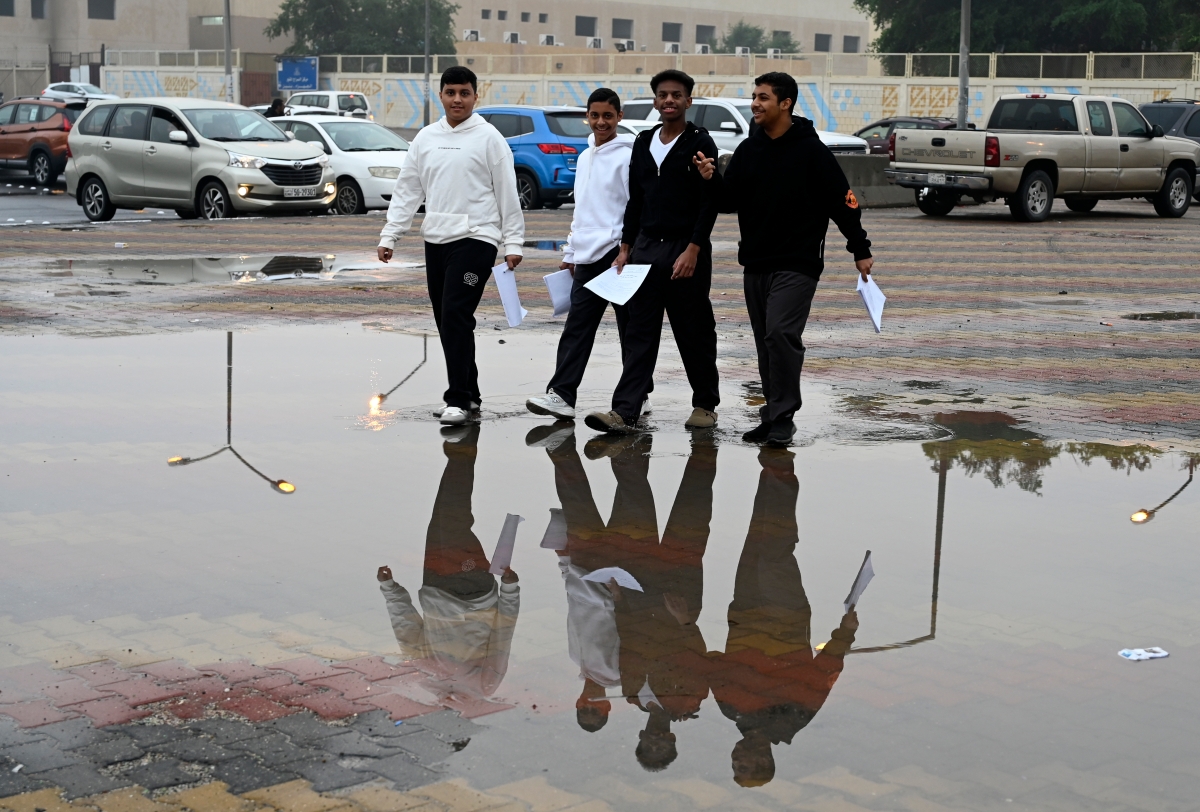 طلاب في طريقهم للاختبار