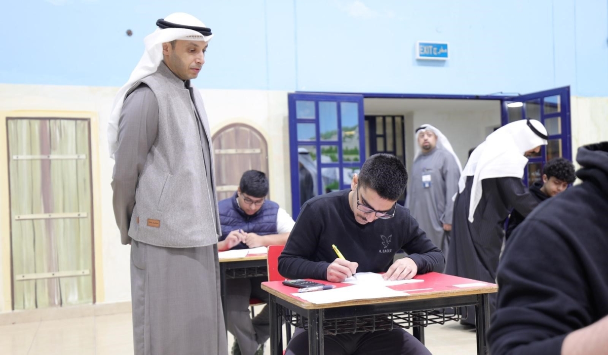 الوكيل الحمد لدى تفقّده اختبارات ثانوية صالح الشهاب