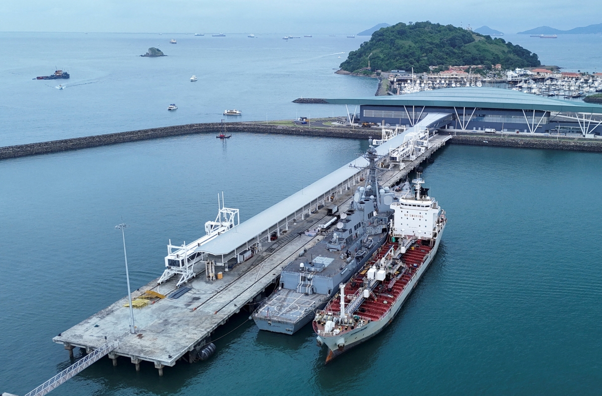 المدمرة الأميركية «يو إس إس سامبسون» متمركزة قرب سواحل فنزويلا (رويترز)