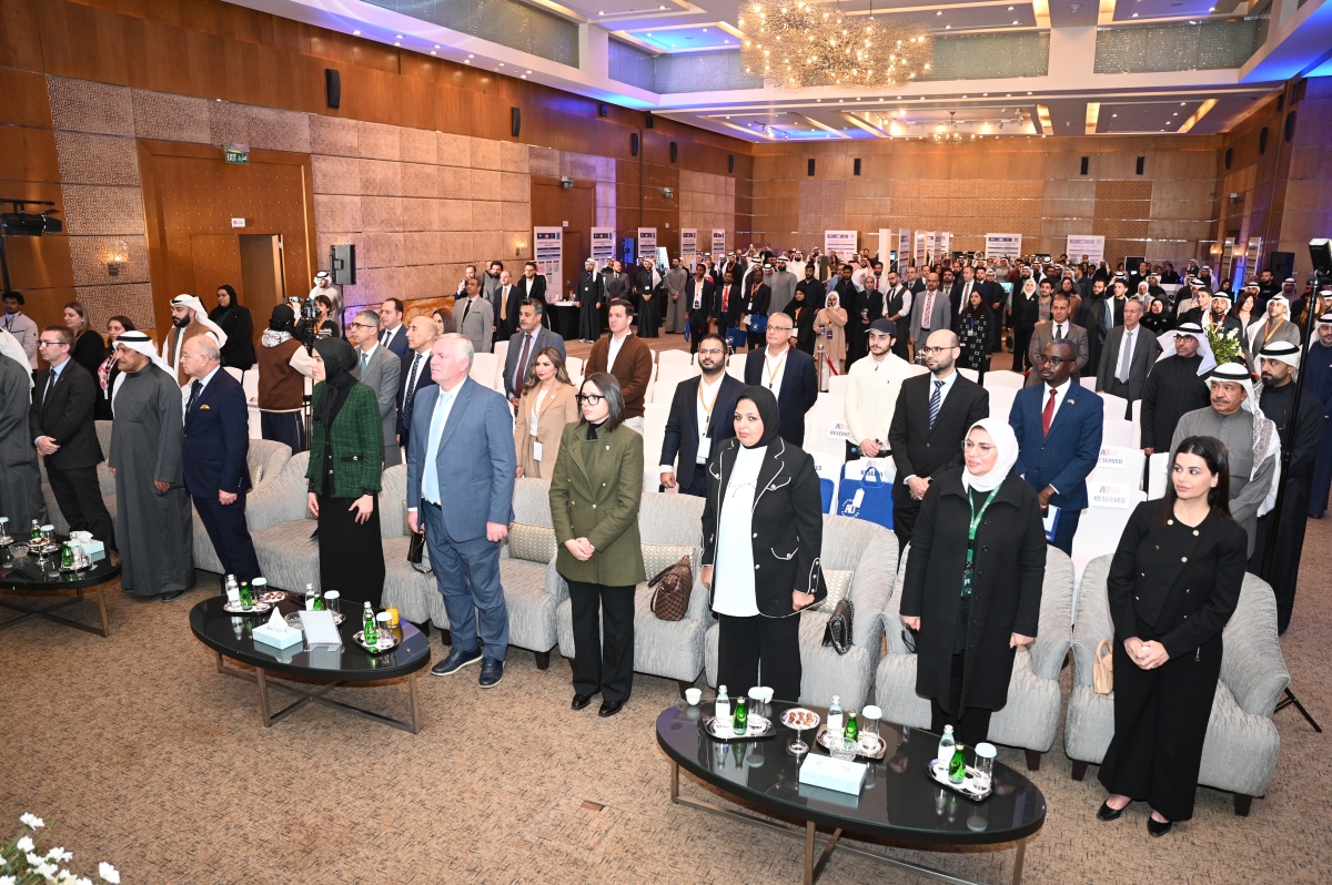 جانب من الحضور في معرض مشاريع الجامعة الاسترالية 