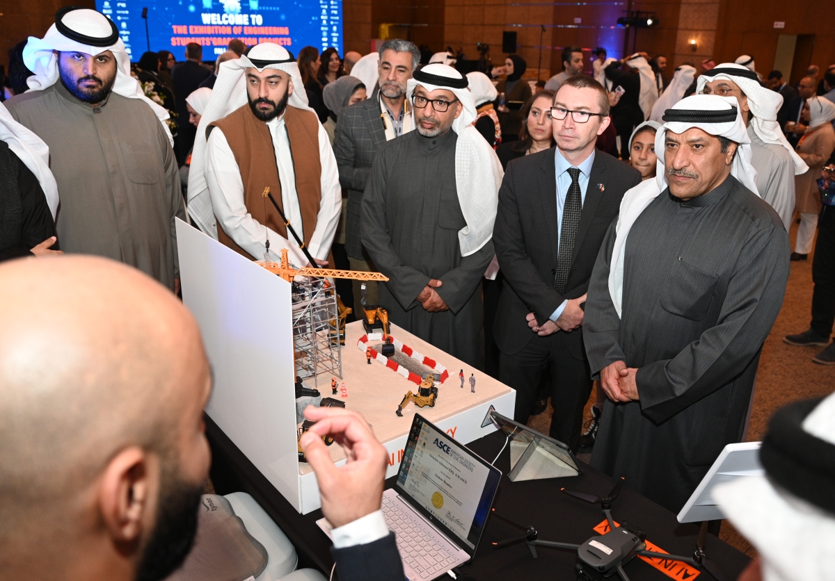 العلي متفقداً مشاريع الطلبة في المعرض