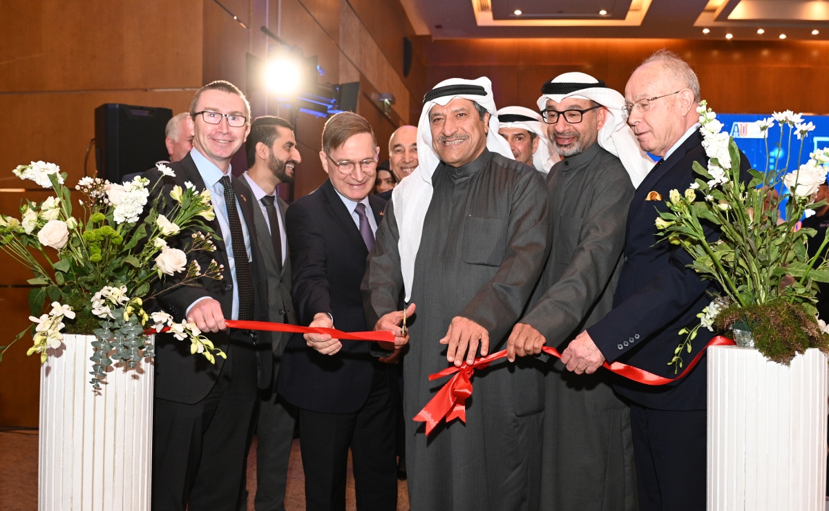 جاسم العلي مفتتحاً معرض مشاريع الجامعة الاسترالية (تصوير نايف العقلة)