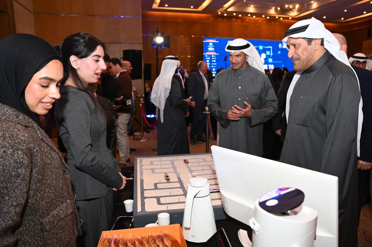 العلي يستمع لشرح أحد مشاريع الطالبات