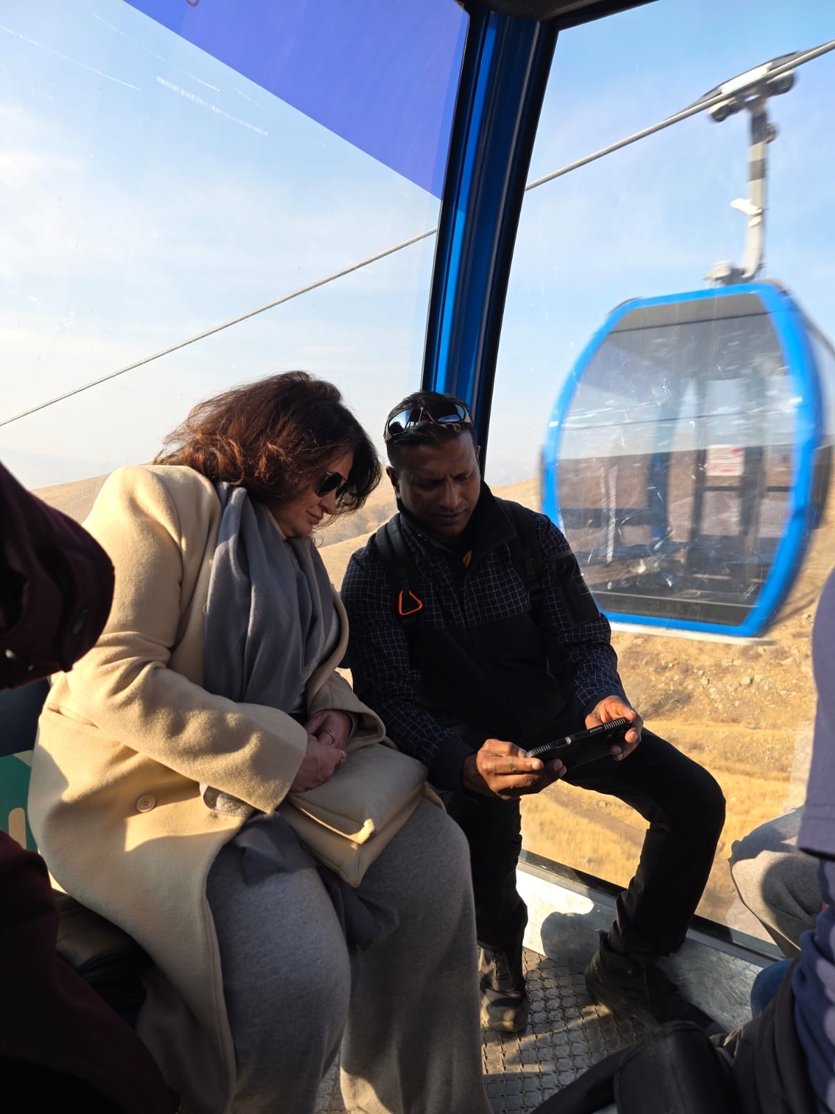 خلال الصعود لقمة الجبل في المنتجع بواسطة التلفريك