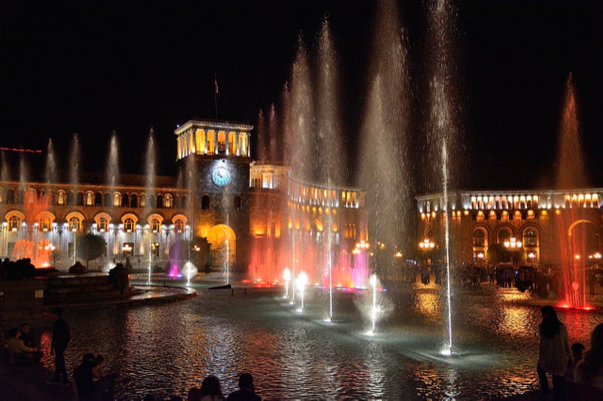 ساحة الجمهورية (هانرابيتوتيان هرابراك) أشهر معالم يريفان