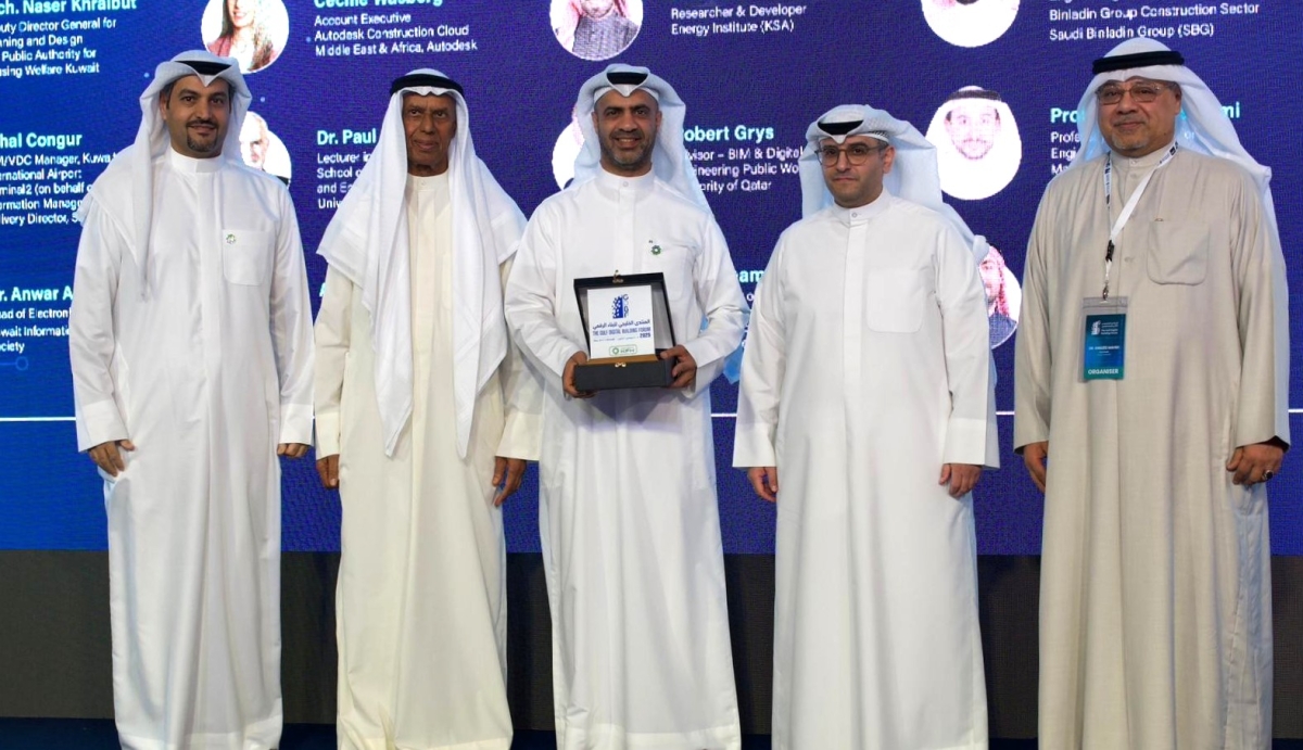 السيف متسلماً تكريم المنتدى لـ «بيت التمويل»