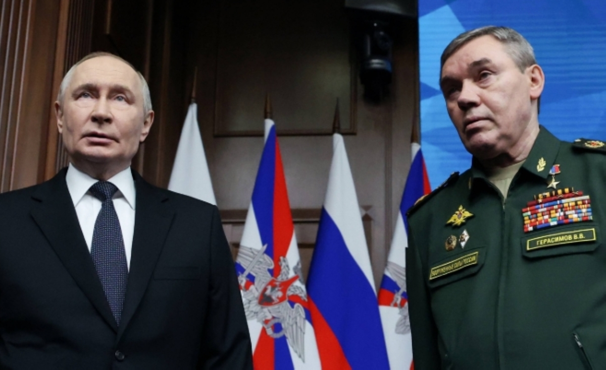 بوتين ورئيس الأركان فاليري غيراسيموف خلال الاجتماع السنوي في موسكو 