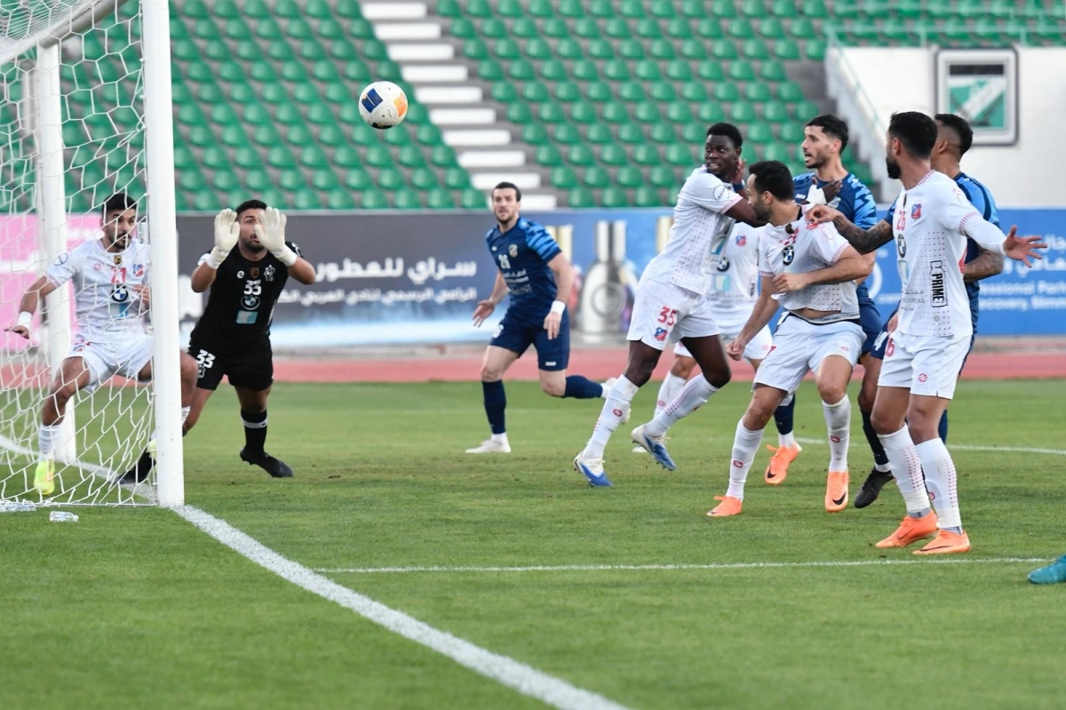 حارس الكويت سعود الحوشان يبعد الكرة عن مرماه