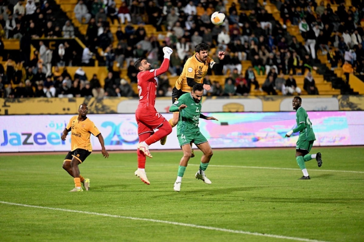 حارس «الأخضر» سليمان عبدالغفور يبعد الكرة من أمام خالد إبراهيم (تصوير نايف العقلة)