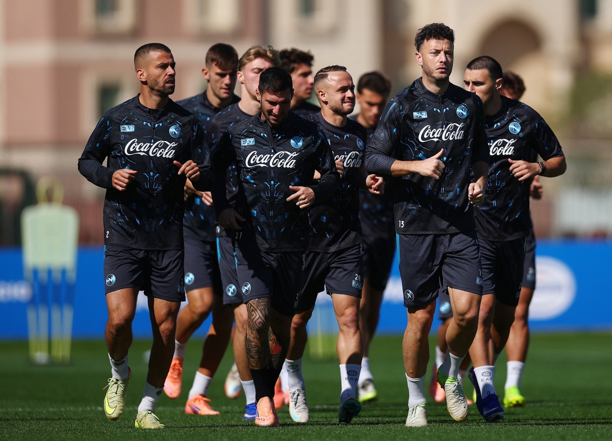 لاعبو نابولي خلال التدريب