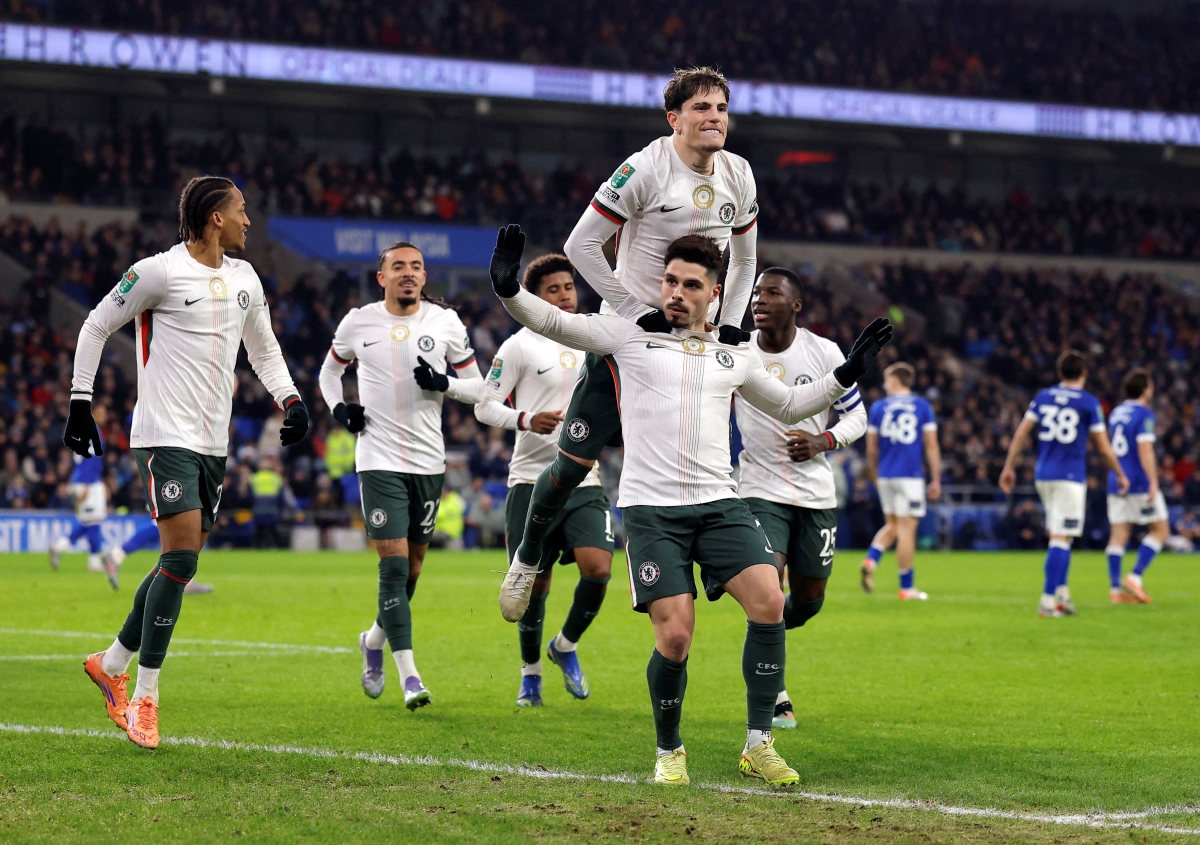 أليخاندرو غارناتشو محتفلاً بهدف بيدرو نيتو (رويترز)