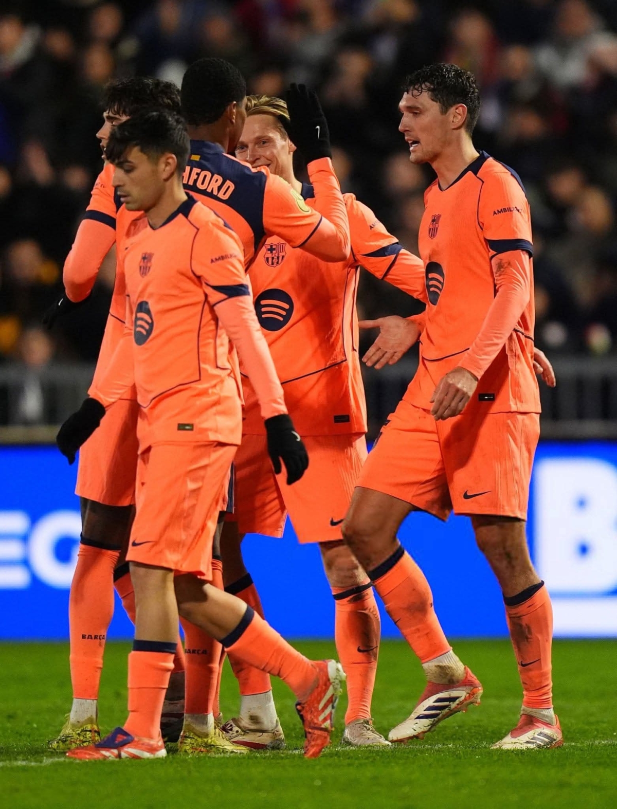 لاعبو برشلونة يحتفلون بهدف أندرياس كريستانسن