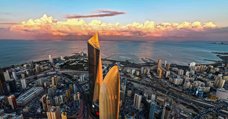 ... الغيوم تُعانق سماء الكويت