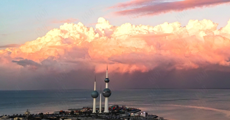 السحب تغطي سماء الكويت وتحولها إلى لوحة نابضة بالجمال 