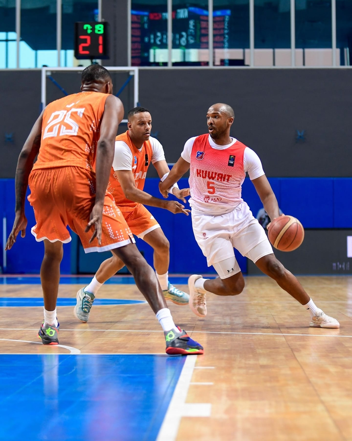 «الكويت» وكاظمة في مباراة سابقة