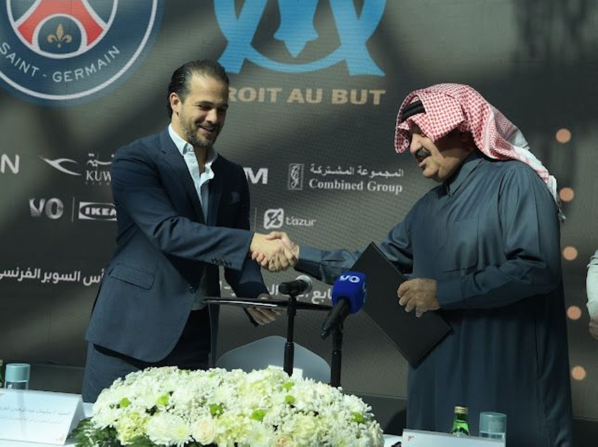 مصافحة بين اليوسف والمعروف بعد توقيع العقد