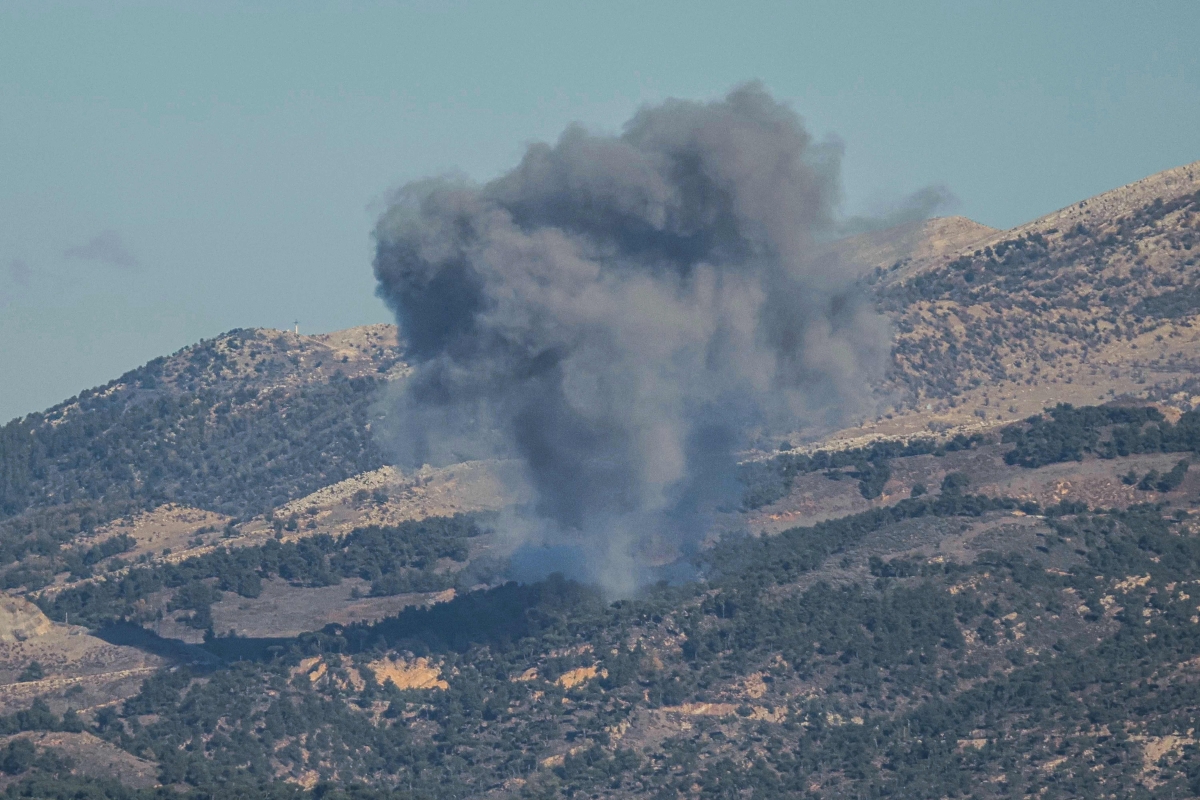 دخان غارة إسرائيلية على بلدة بلدة القطراني - قضاء جزين (أ ف ب)