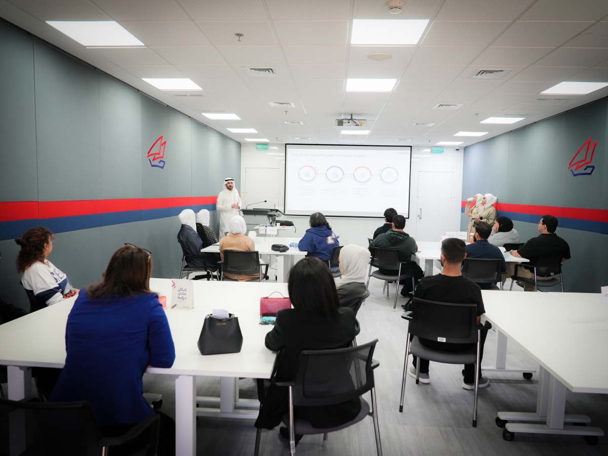 الطلبة يستمعون لشرح عن عمل إدرة الخزينة 