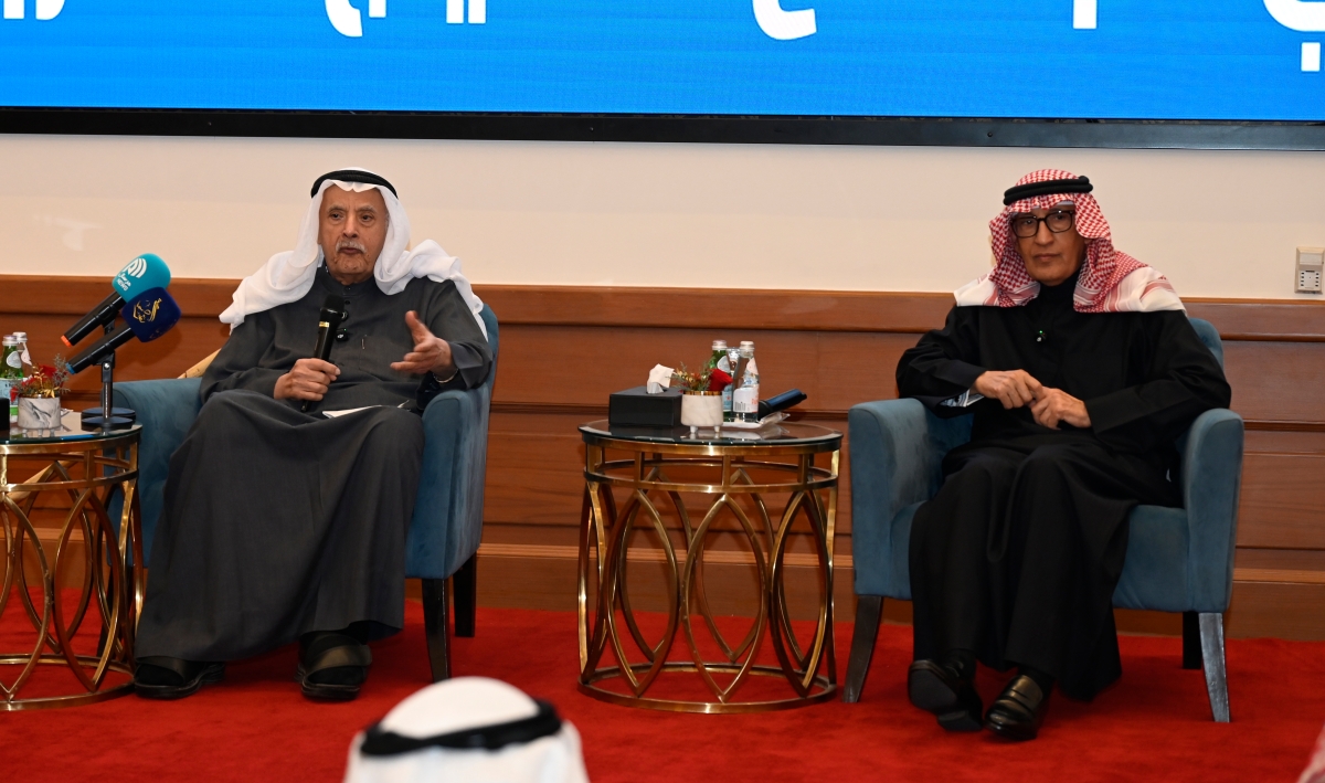 يعقوب الغنيم متحدثاً في الجلسة التي أدارها الشارخ (تصوير سعود سالم)