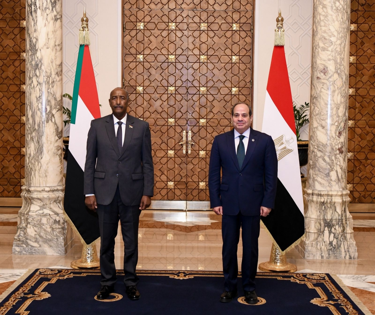 السيسي مستقبلاً البرهان في القاهرة