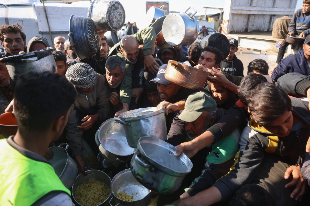 نقص حاد في الغذاء مع مماطلة الاحتلال في إدخال المساعدات إلى غزة (أ ف ب)