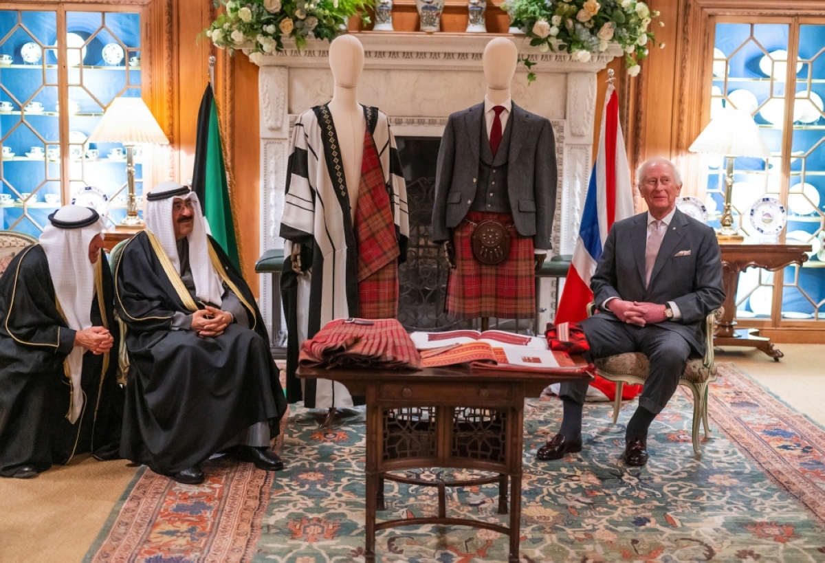 سمو الأمير وملك بريطانيا خلال زيارة خاصة لسموه إلى بريطانيا ( 15 يناير 2025 ) 