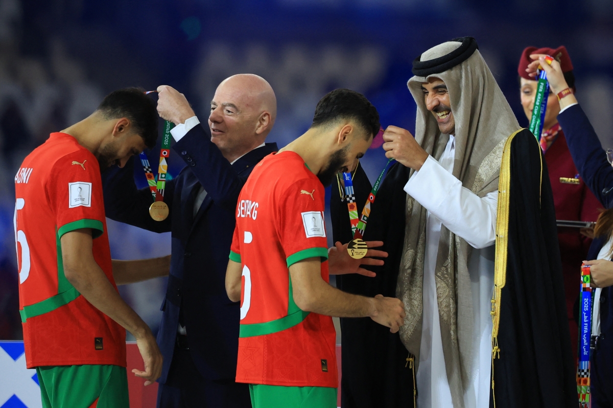 الشيخ تميم بن حمد آل ثاني يتوج لاعبي المغرب