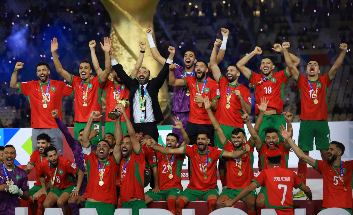 المنتخب المغربي على منصة التتويج (رويترز) 
