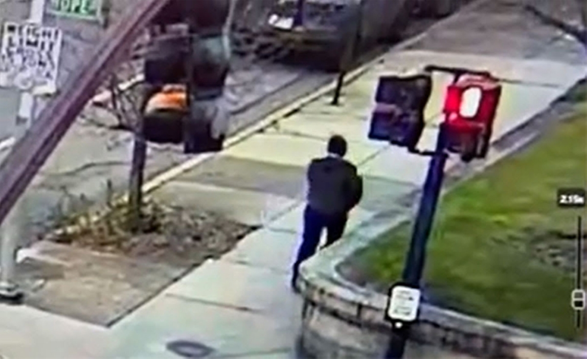 لقطة نشرتها الشرطة الأميركية للمشتبه به أثناء مغادرته موقع الحادث
