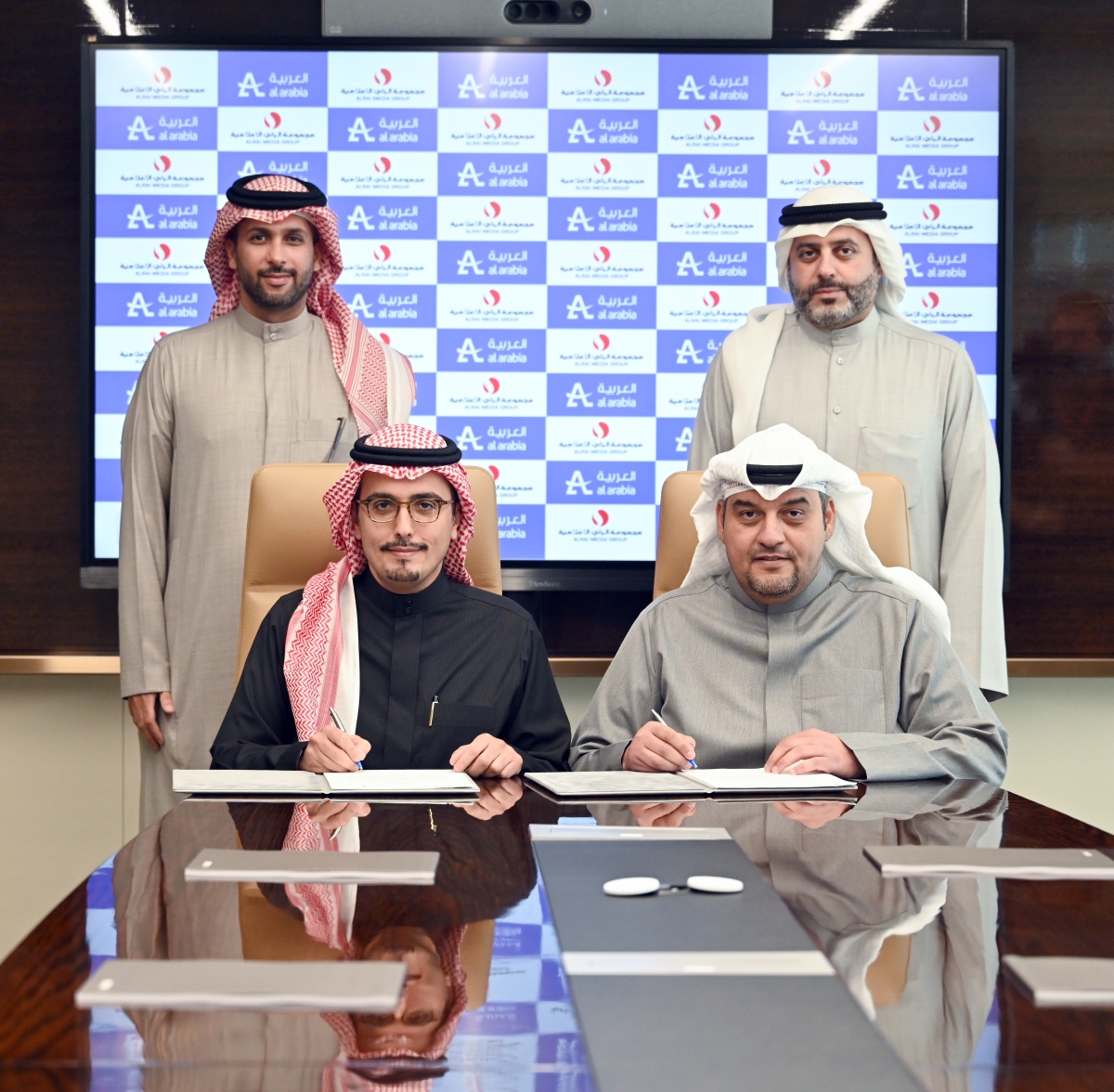 مشعل العصيمي وراشد العميري ومحمد الخريجي ومنصور العبيكان خلال التوقيع