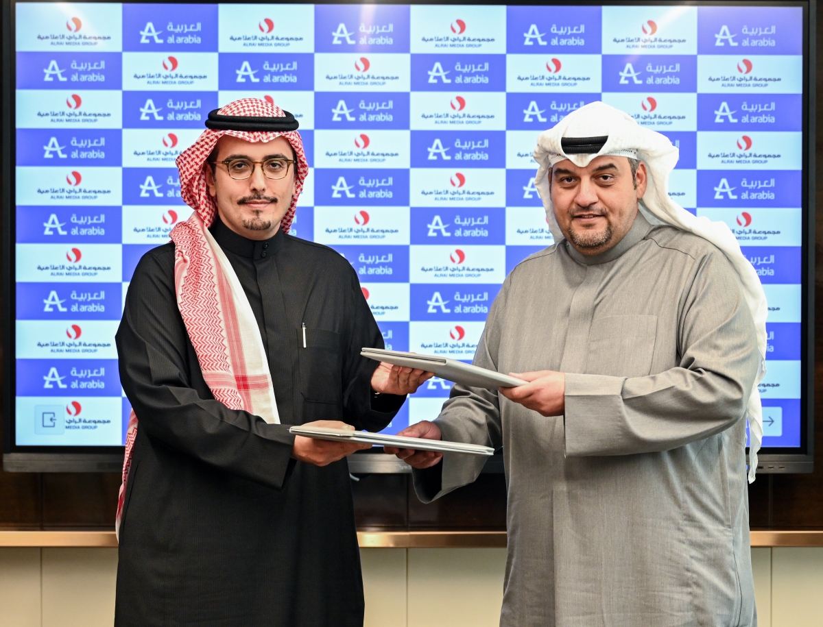 راشد العميري ومنصور العبيكان يتبادلان وثائق مذكرة التفاهم