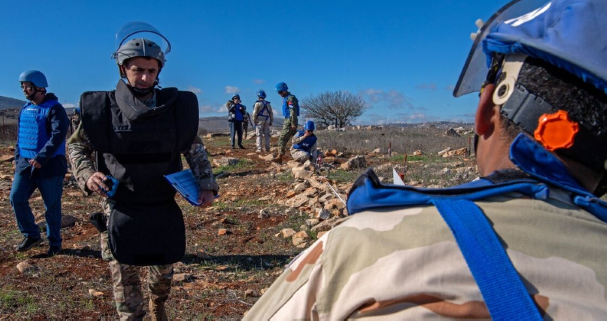 عناصر من «اليونيفيل» بعد تطهير حقل ألغام قرب الخط الأزرق في بلدة بليدا - جنوب شرقي لبنان