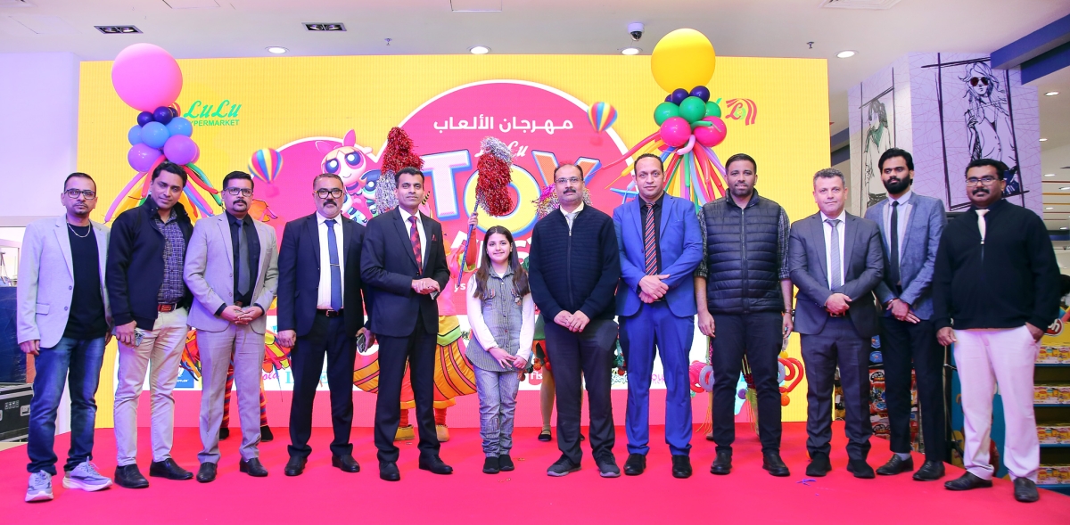 موظفو «لولو هايبر» خلال افتتاح المهرجان